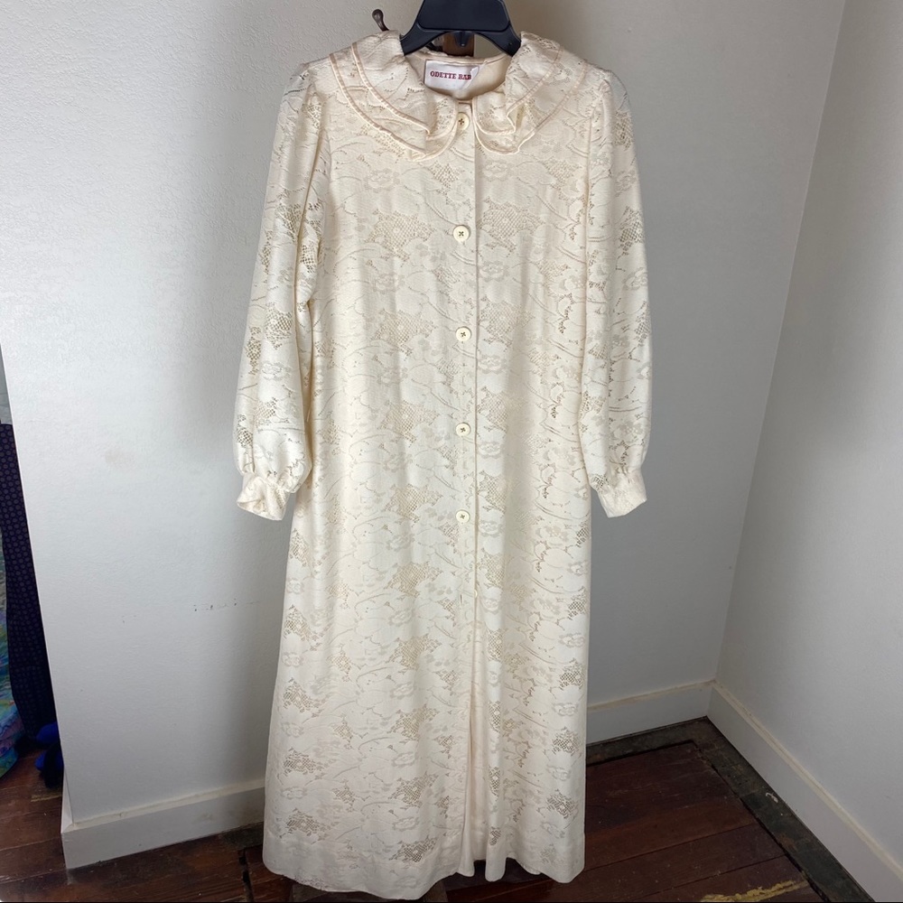 Soft cream lace flower pattern housecoat. - 804
